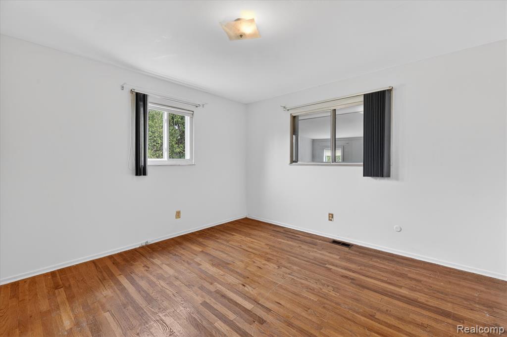 5300 Arnold Drive, Burton, MI 48509 — Photo 31