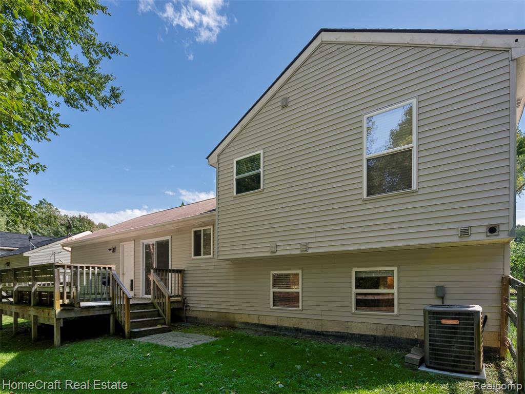 5930 FORESTAL Drive, Waterford, MI 48327 — Photo 32