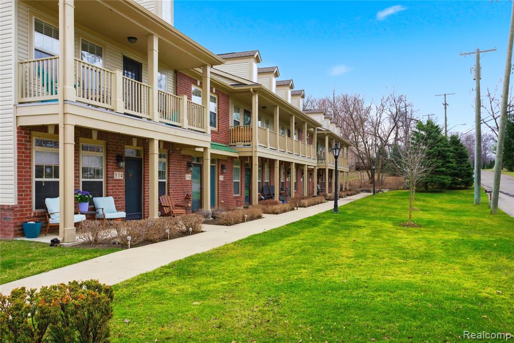 526 Red Oak Court, Walled Lake, MI 48390 — Photo 3