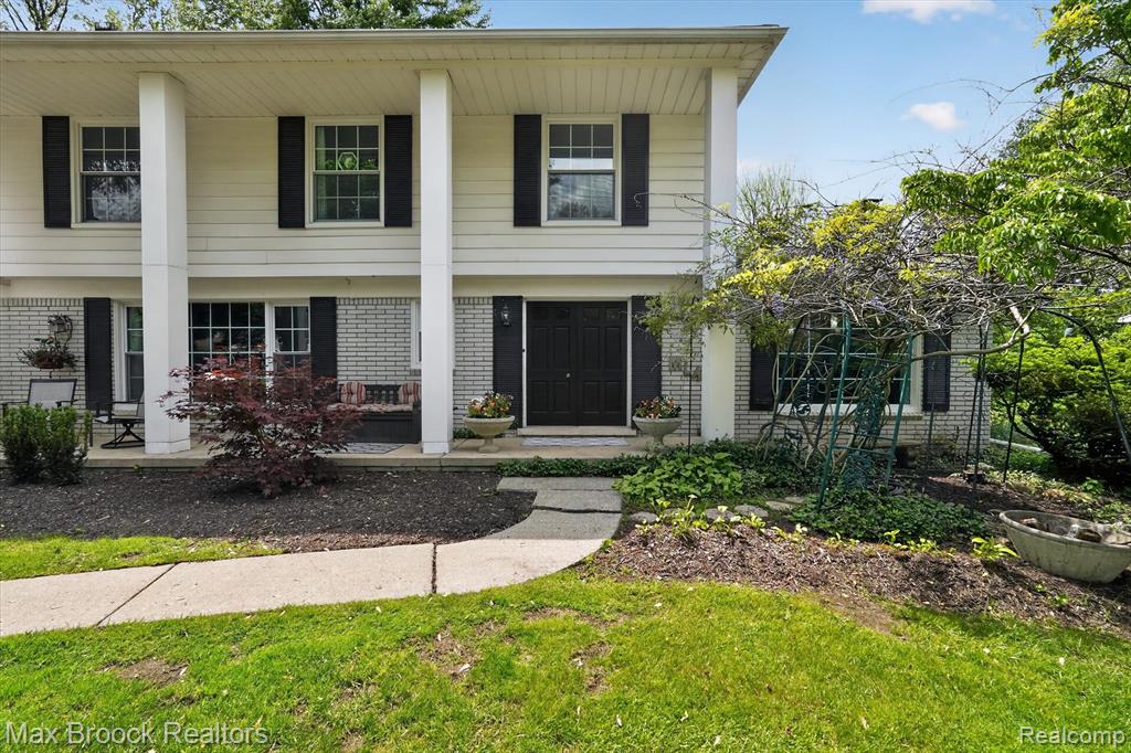 7456 Glengrove Drive, Bloomfield Hills, MI 48301 — Photo 2