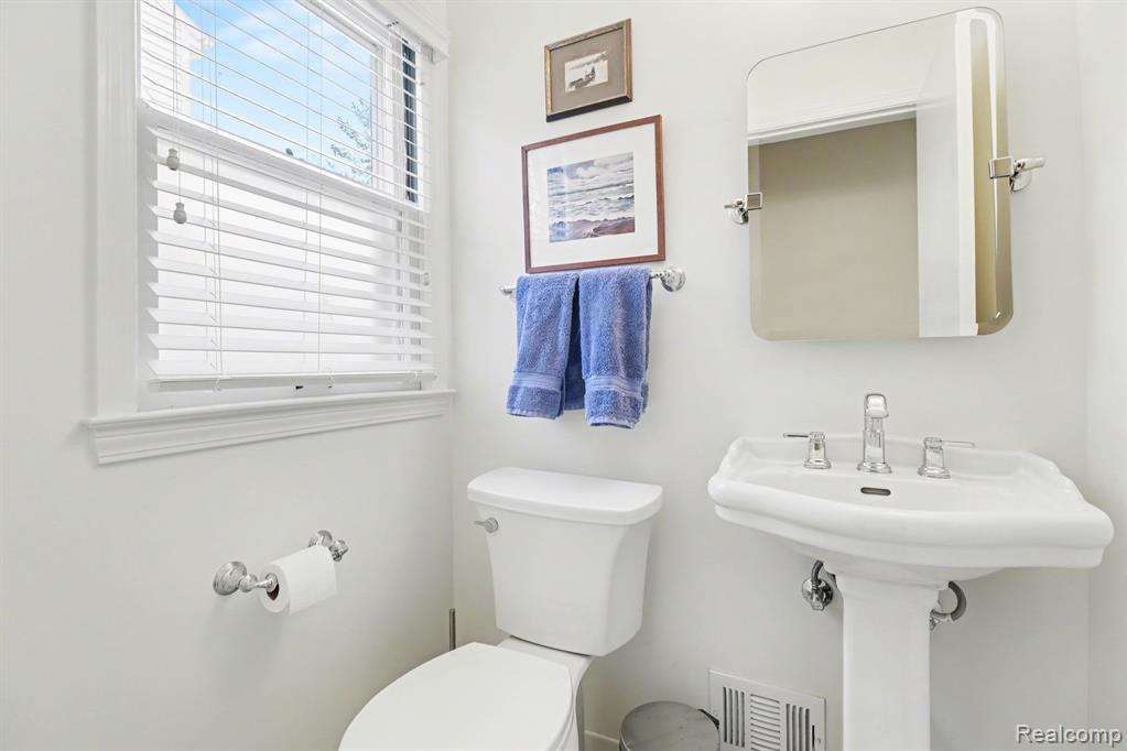 26079 York Road, Huntington Woods, MI — Photo 12