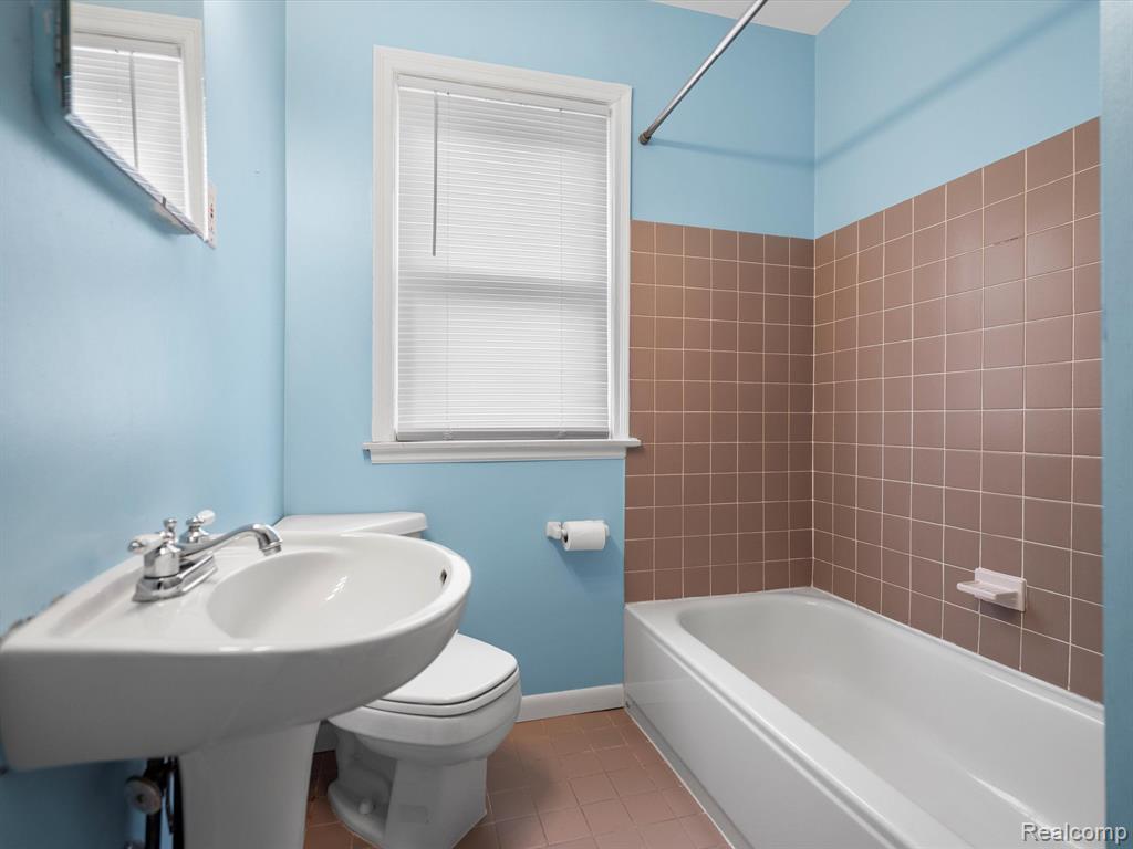 829 N REMBRANDT Avenue, Royal Oak, MI 48067 — Photo 12