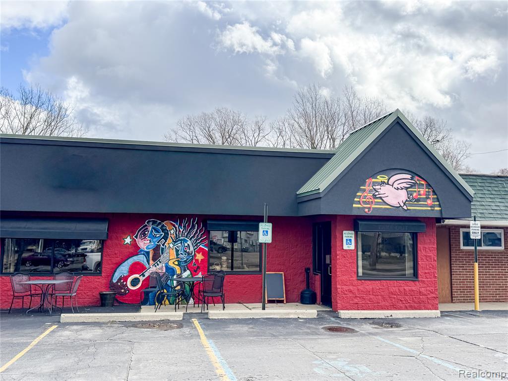 1492 N Leroy Street, Fenton, MI 48430