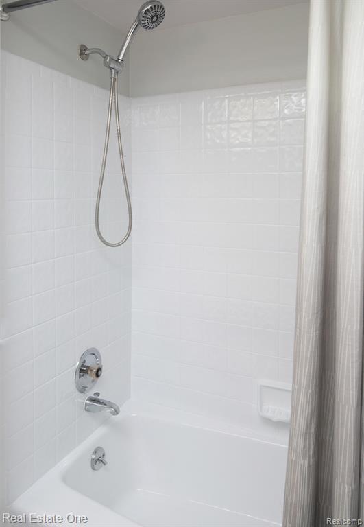 233 PINEWOOD Circle, Plymouth, MI 48170 — Photo 16