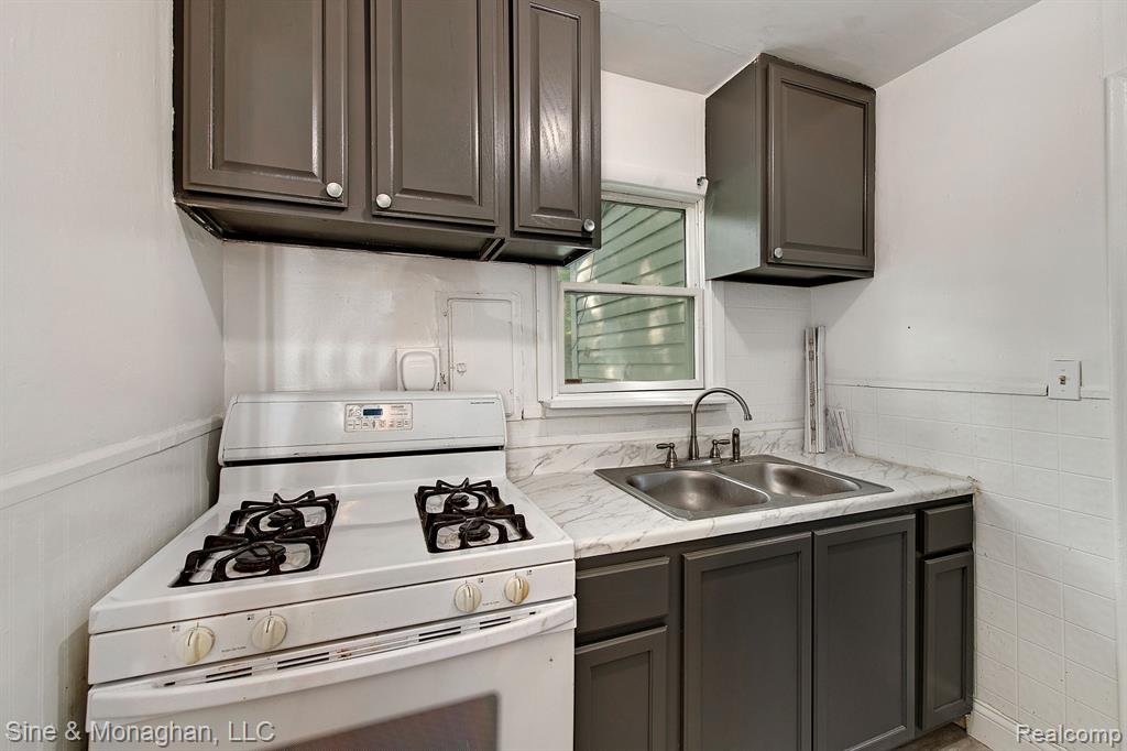 8436 CHAPP Avenue, Warren, MI 48089 — Photo 9