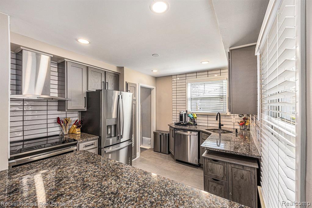 632 N VERMONT Avenue, Royal Oak, MI 48067 — Photo 9