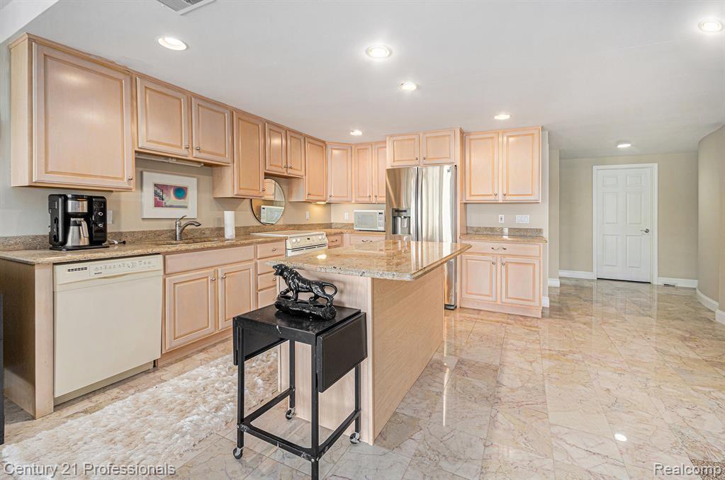 9020 Huron Bluffs Drive, White Lake, MI — Photo 27