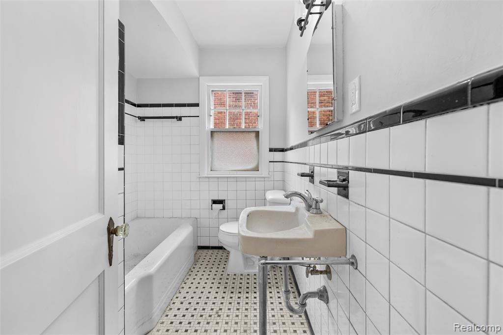 414 Aqua Court, Royal Oak, MI 48073 — Photo 16