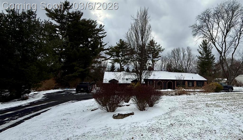 5761 Snowshoe Circle, Bloomfield Hills, MI 48301 — front exterior