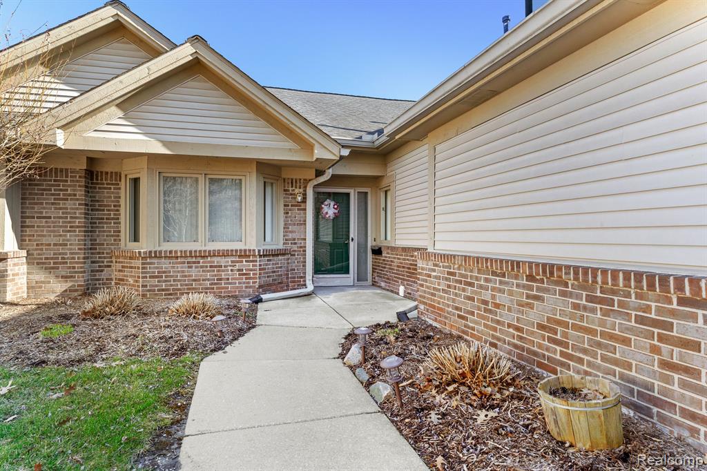 21370 MULBERRY Court, 57, Farmington Hills, MI 48336 — Photo 2