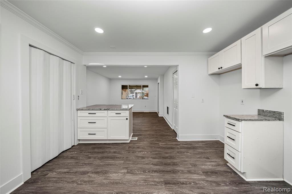 975 E Barrett Avenue, Madison Heights, MI 48071 — Photo 14