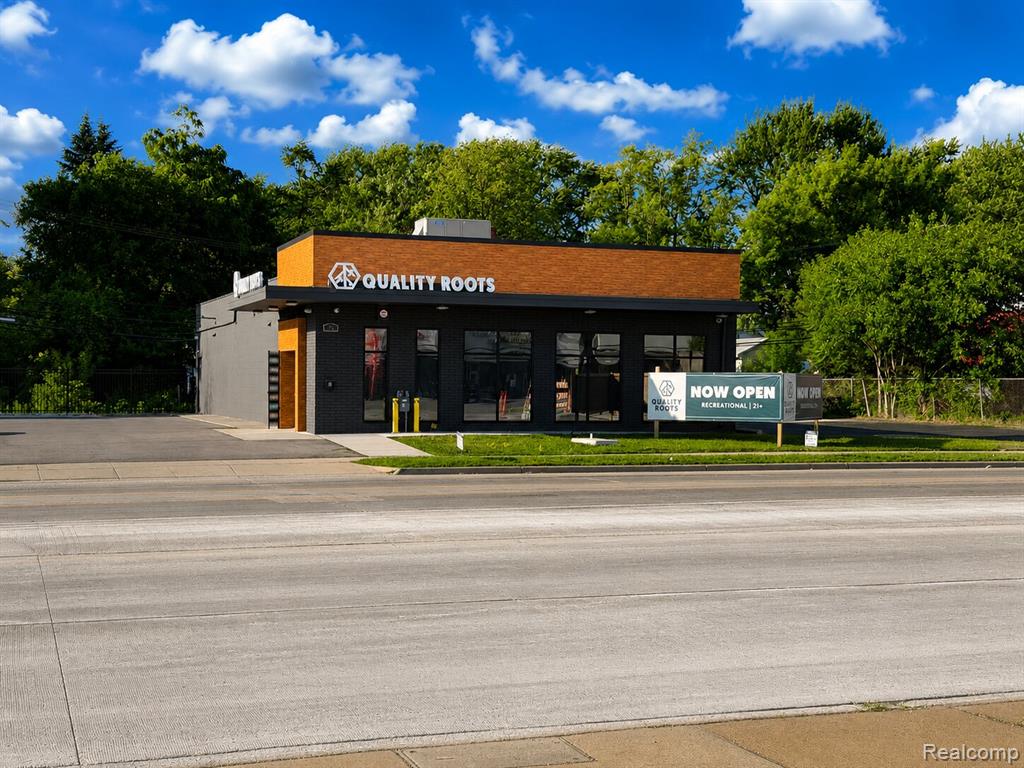 41 E Walton Boulevard, Pontiac, MI 48340 — front exterior