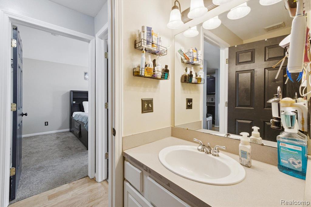 29265 GLEN OAKS Boulevard E, Farmington Hills, MI 48334 — Photo 15