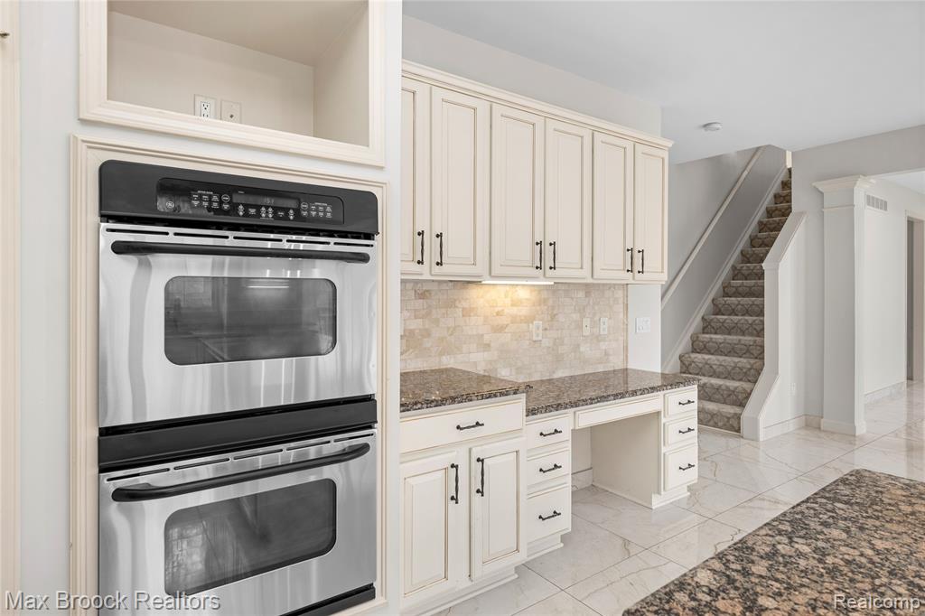 7083 Chatham Court, West Bloomfield, MI — Photo 26