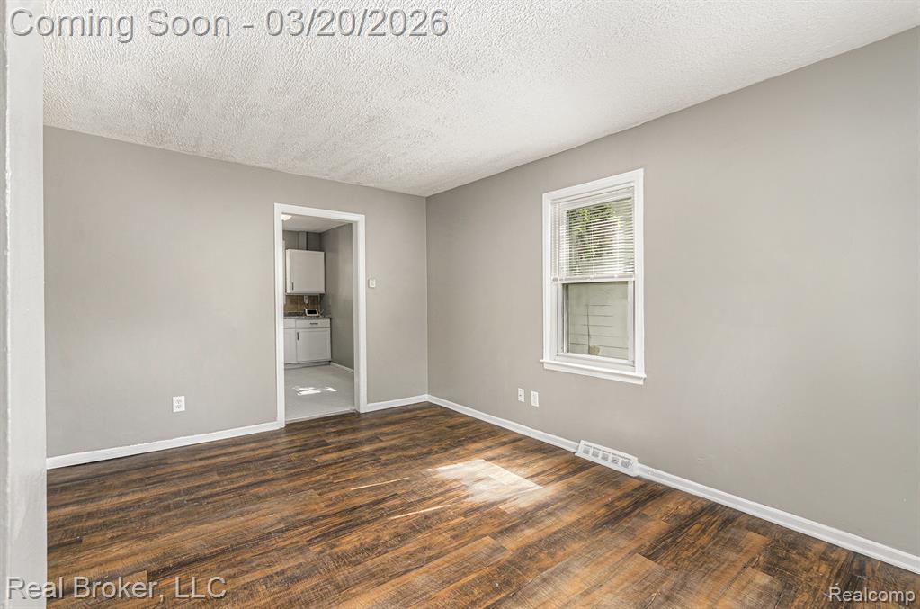 18565 Kenosha Street, Harper Woods, MI 48225 — Photo 4