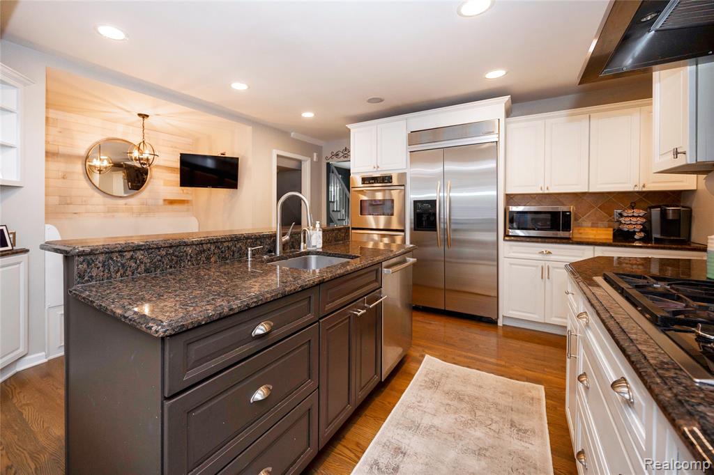826 Larchlea Drive, Birmingham, MI 48009 — Photo 12