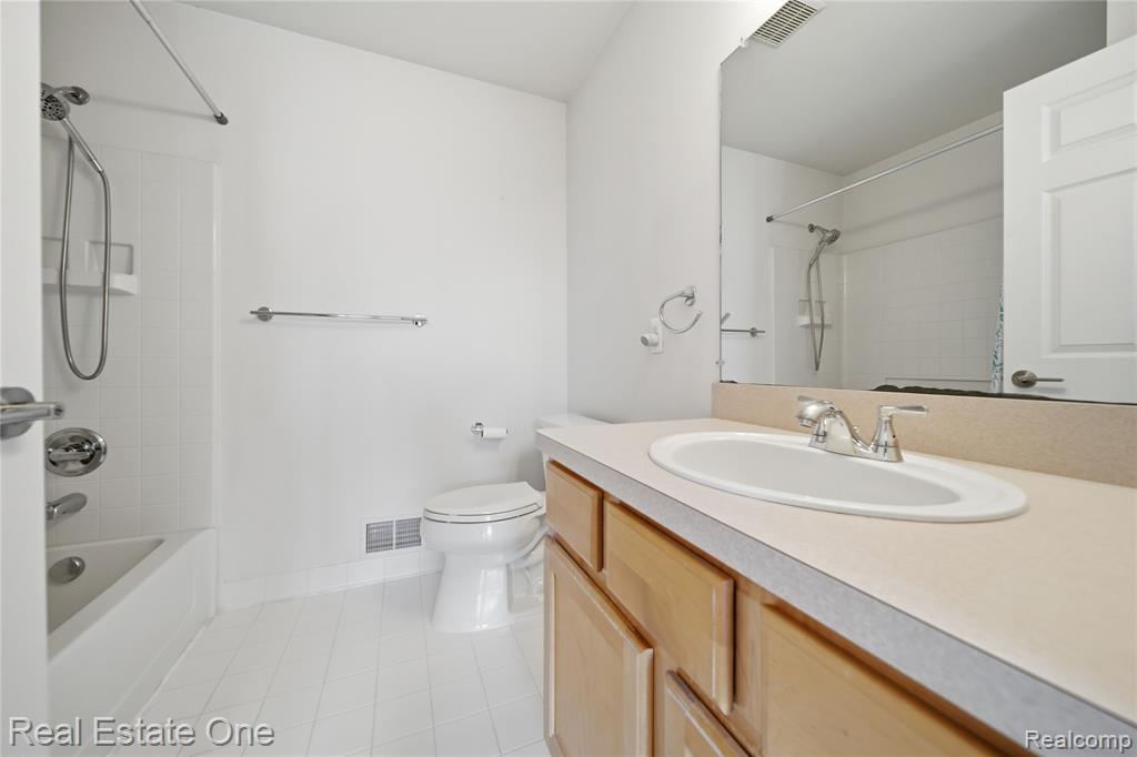 402 Old Pine Way, Walled Lake, MI 48390 — Photo 19