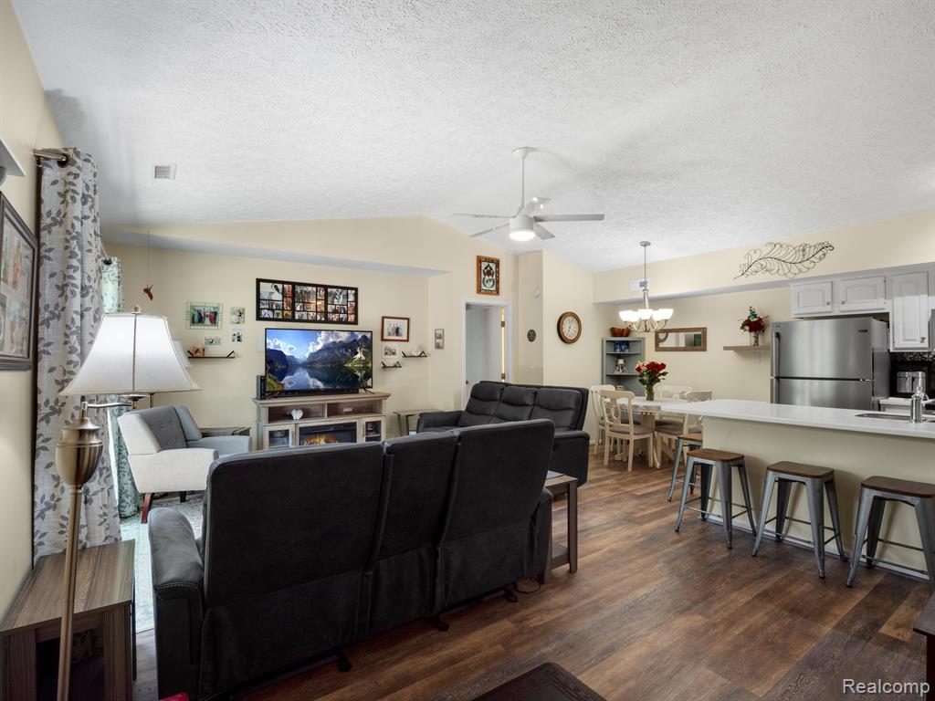 300 SPRING BROOKE Drive, 300, Brighton, MI 48116 — Photo 10