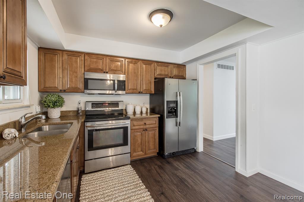 40026 Kristen Drive, Sterling Heights, MI 48310 — Photo 11