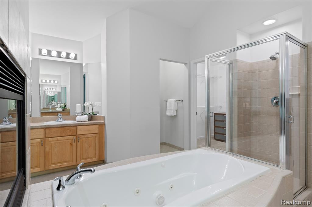 5634 Plantation Drive, Commerce Twp, MI 48382 — Photo 29