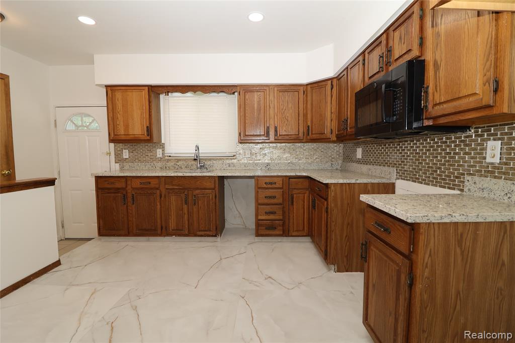 8555 Berwyn, Dearborn Heights, MI 48127 — Photo 12