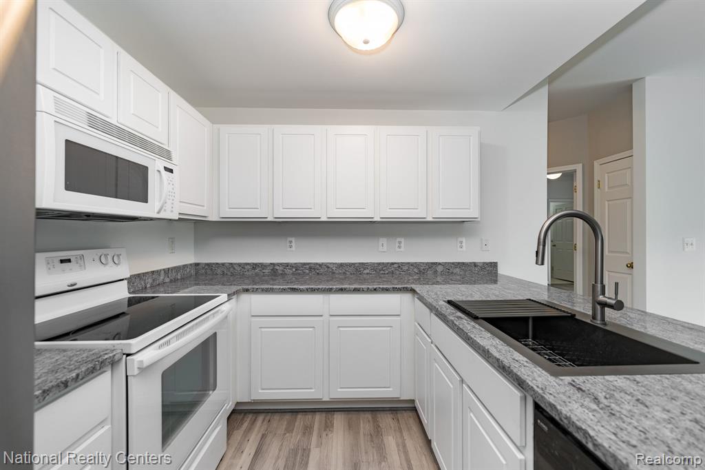 1291 Azalea Lane, 120, Waterford, MI 48327 — Photo 9