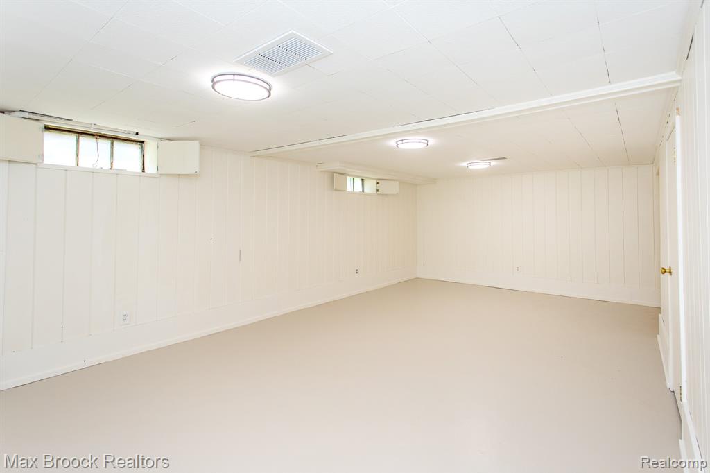 25830 Berkley Avenue, Huntington Woods, MI — Photo 37