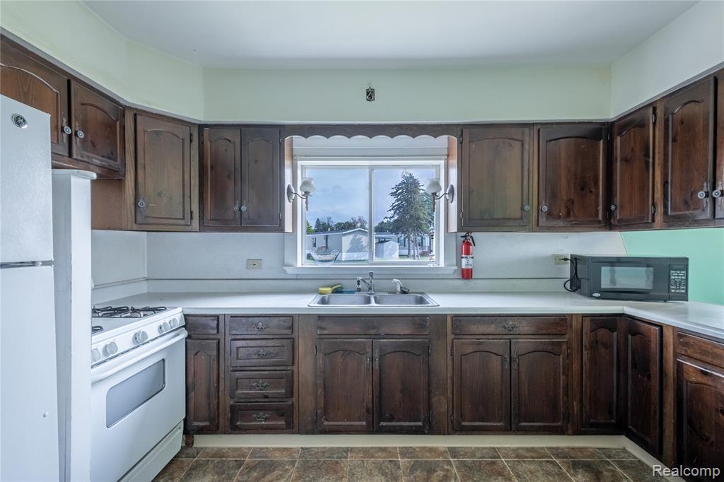 2028 Kochville Road, Saginaw, MI 48604 — Photo 5