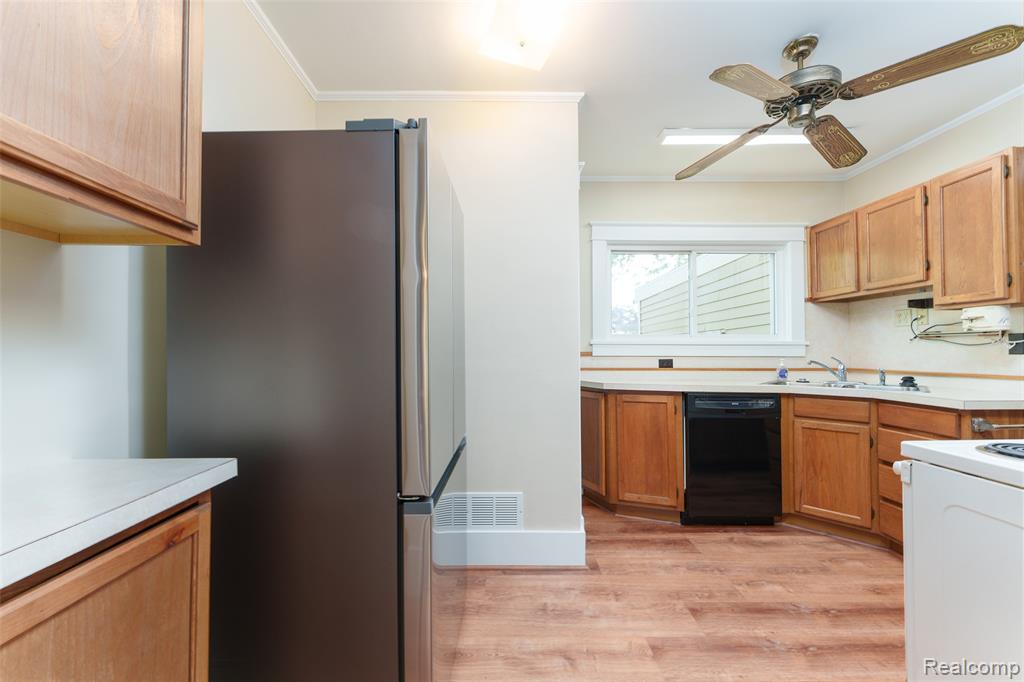 712 E Grand River Avenue, Fowlerville, MI 48836 — Photo 8