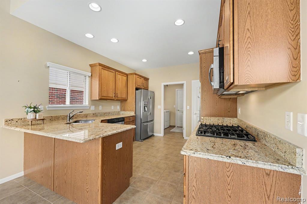 6670 Lexington Avenue S, Shelby Twp, MI 48317 — Photo 11