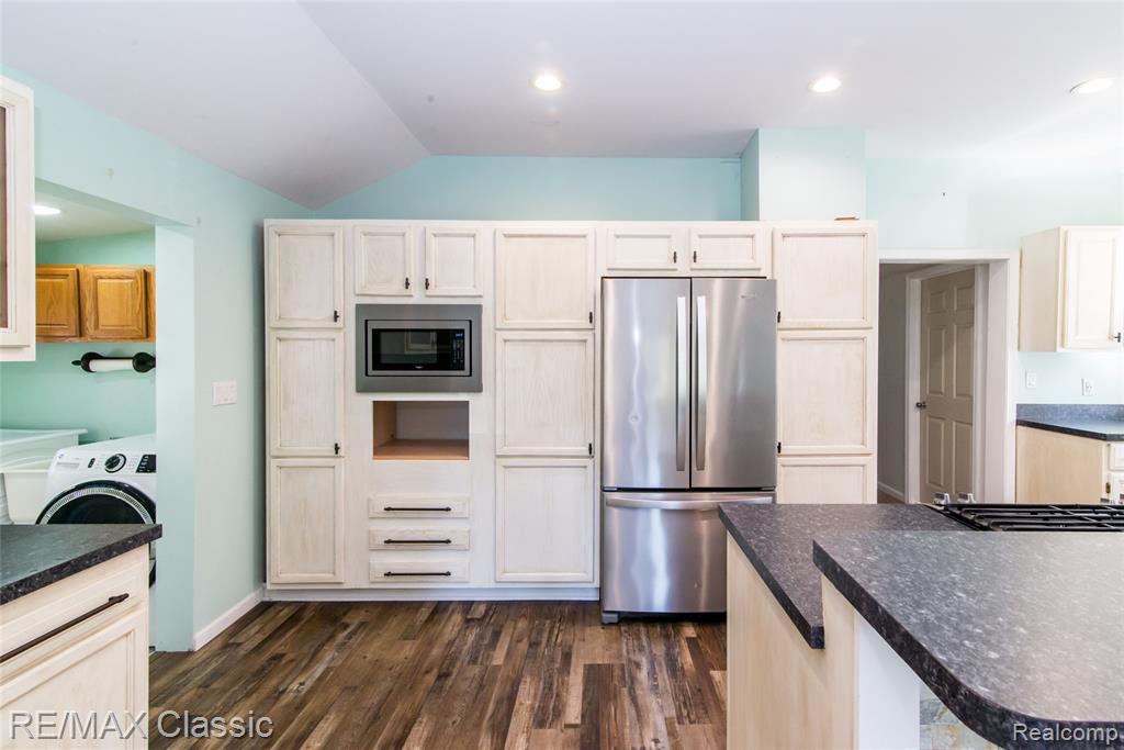 590 Bogie Lake Road, White Lake, MI 48383 — Photo 9
