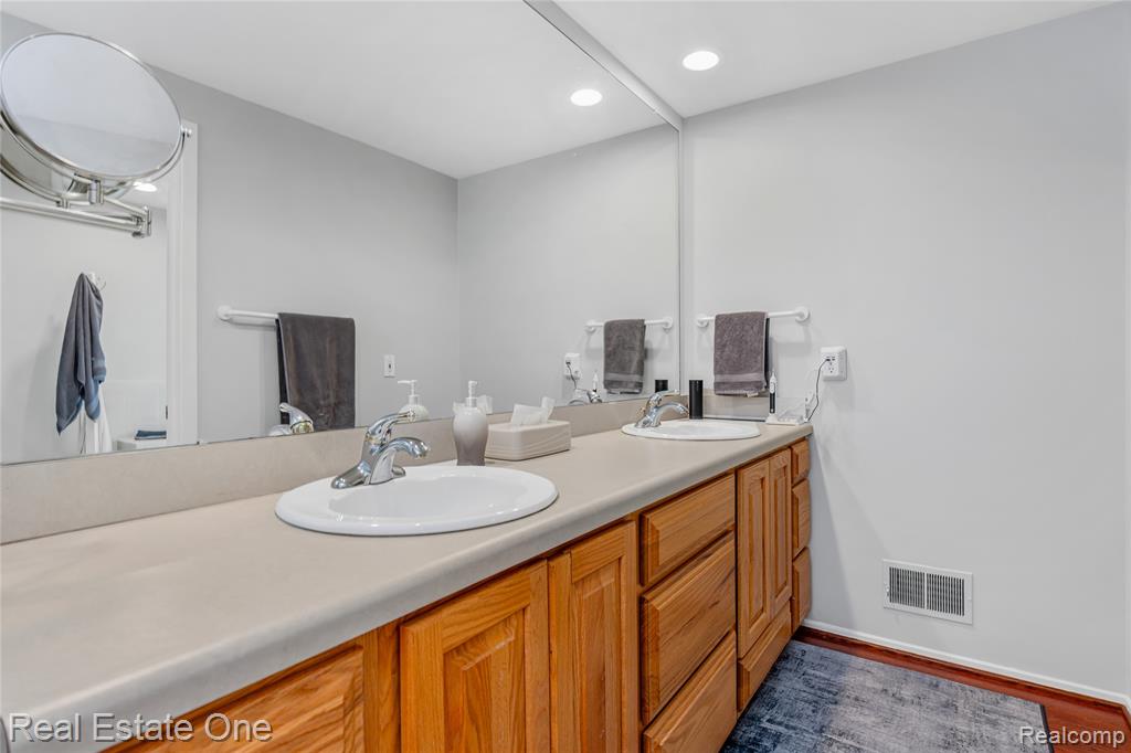 4261 Lakeridge Court, Bloomfield Hills, MI 48302 — Photo 37