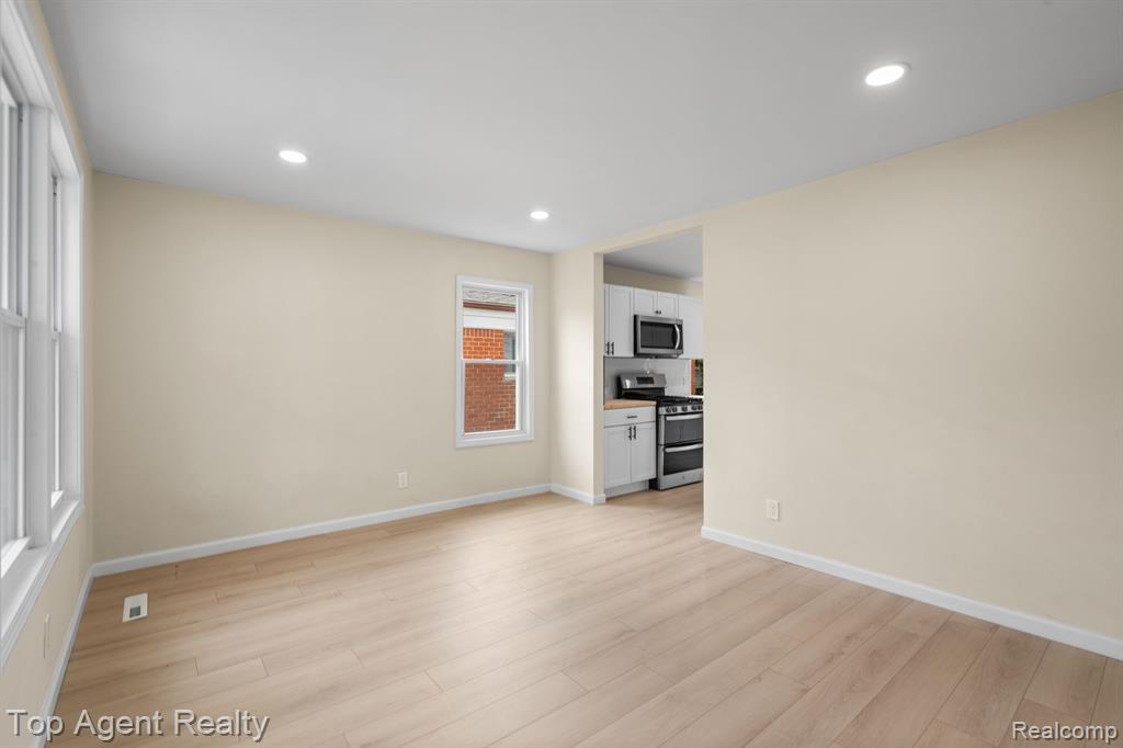 8672 HUDSON Avenue, Warren, MI 48089 — Photo 11