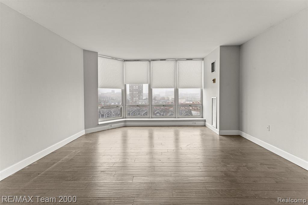 250 E HARBORTOWN Drive, 702, Detroit, MI 48207 — Photo 4