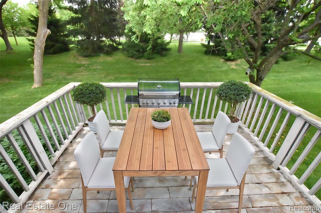 555 Winwood Court, Walled Lake, MI 48390 — Photo 15