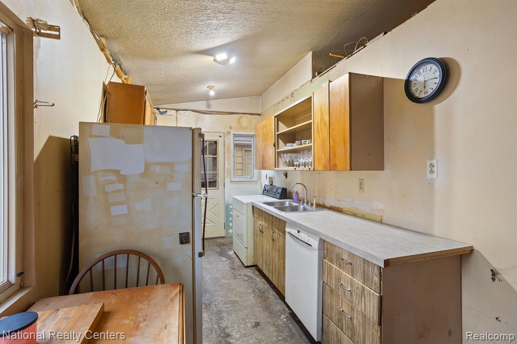 6378 Beth, Brighton, MI 48116 — Photo 10