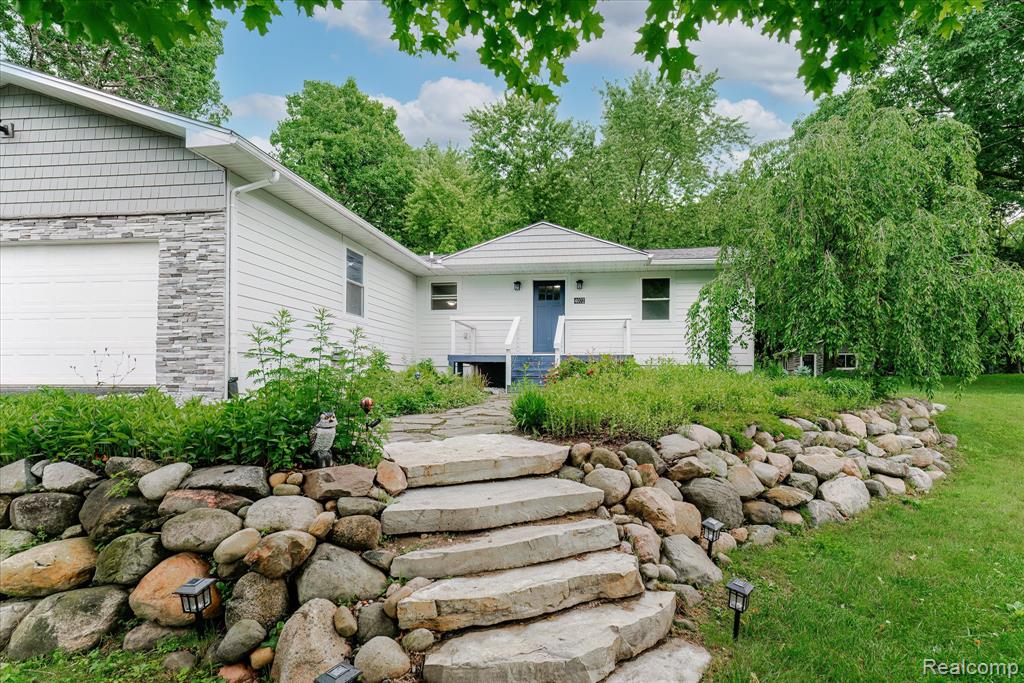 4072 Mill Lake Road, Lake Orion, MI — Photo 2