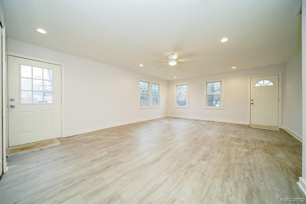 935 MCCLELLAN Street, Lake Orion, MI 48362 — Photo 8
