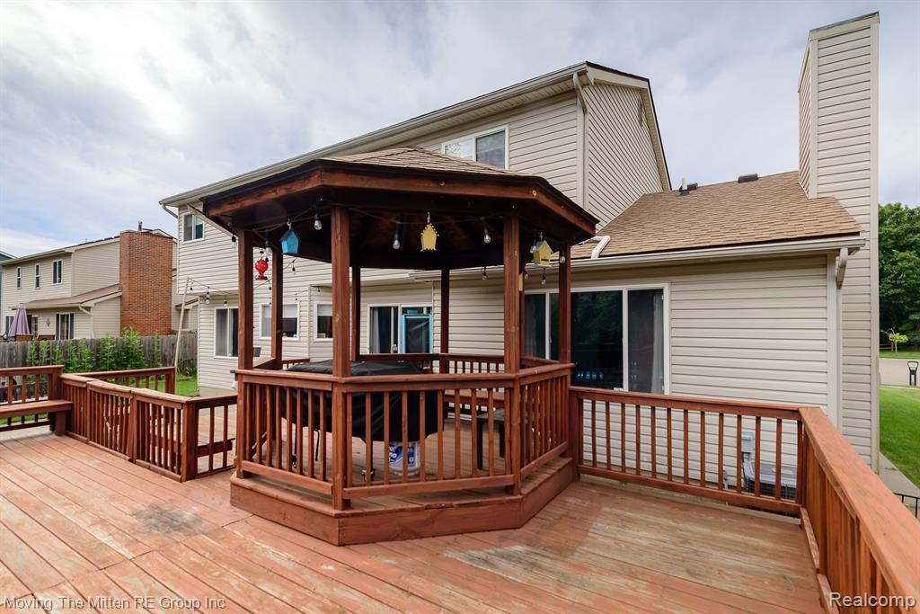 5861 MEADOWGREENE Drive, Waterford, MI 48327 — Photo 46