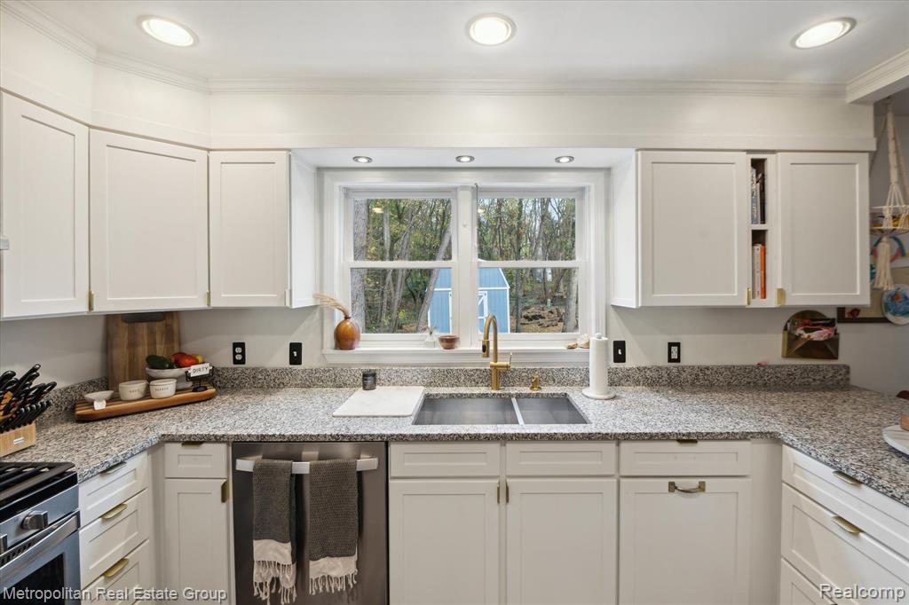 9327 LAKE CREST Drive, Whitmore Lake, MI 48189 — Photo 9