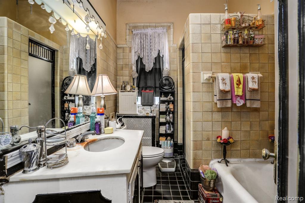 8691 E OUTER Drive, Detroit, MI 48213 — Photo 21