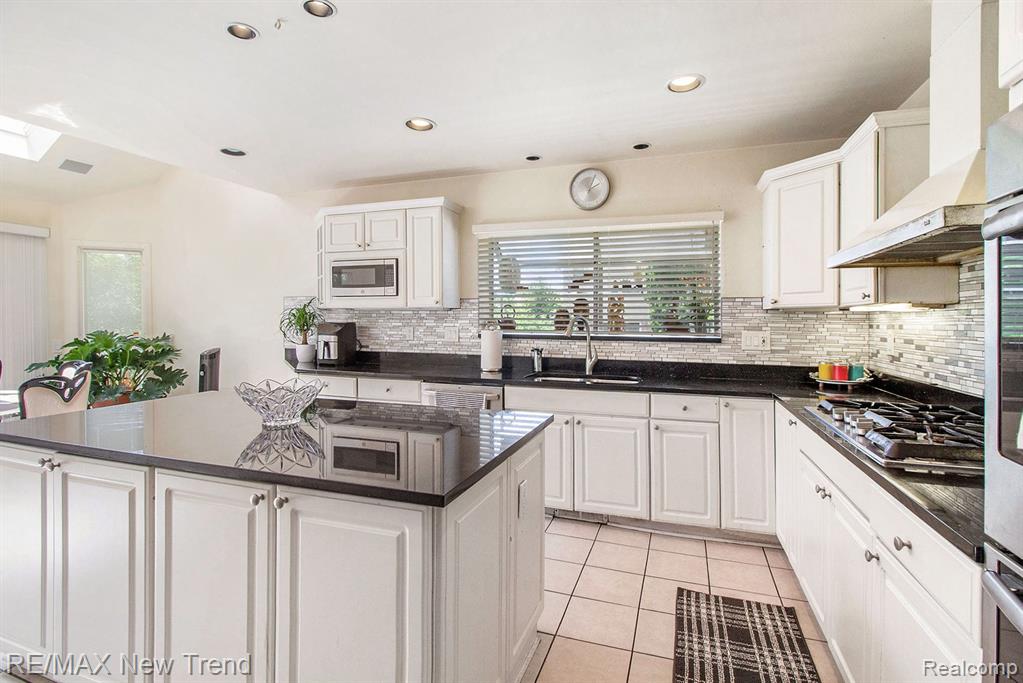5573 SILVER POND, West Bloomfield, MI — Photo 25