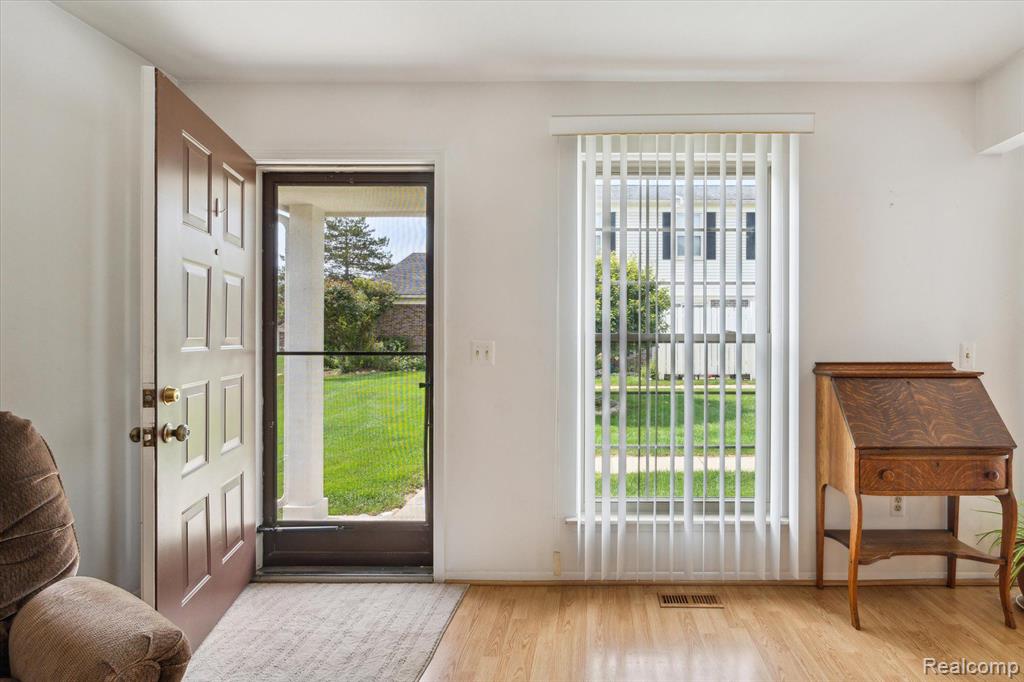 7614 WOODVIEW Drive, 22, Waterford, MI 48327 — Photo 5
