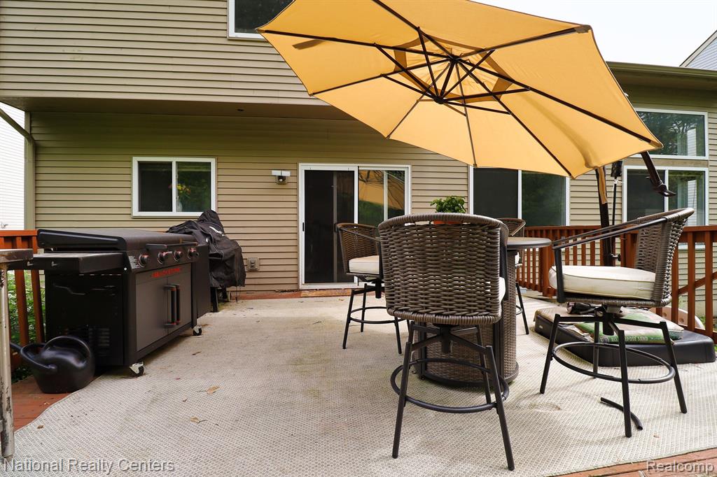 5626 Lockwood Drive, Waterford, MI 48329 — Photo 27