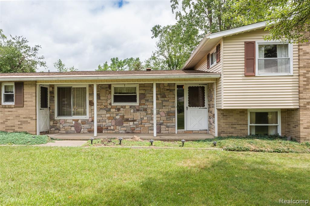 1165 Camelot Drive, Pinckney, MI 48169 — Photo 2