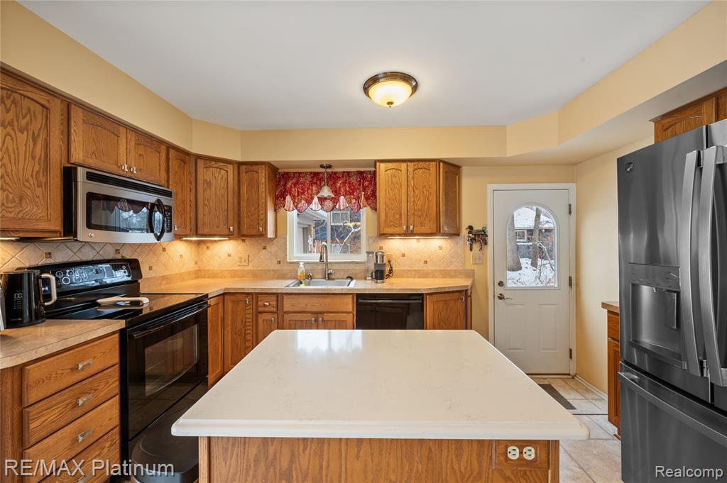 839 Harlequin Court, Highland, MI — Photo 9