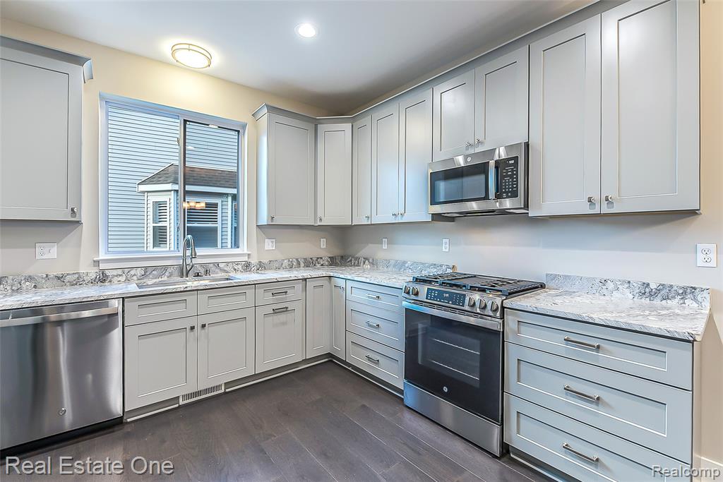 529 Indian Oaks Drive, Howell, MI 48843 — Photo 12