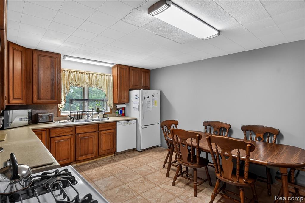 3660 Keewahdin Road, Fort Gratiot, MI 48059 — Photo 11