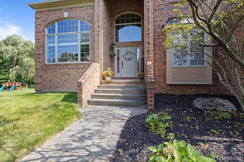 8978 WOODLORE SOUTH Drive, Plymouth, MI 48170 — Photo 2