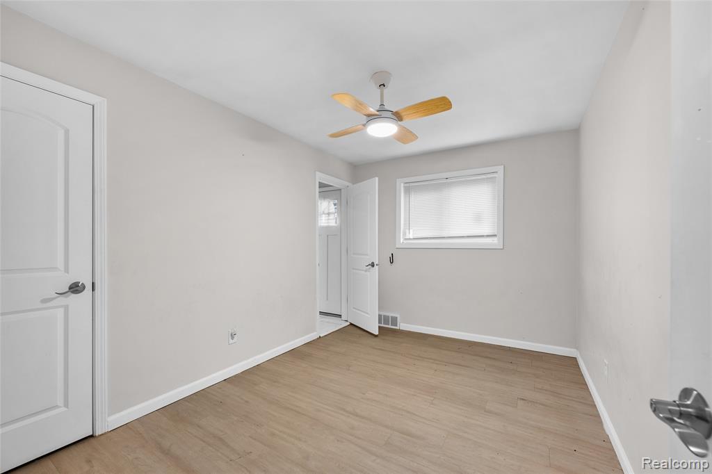 8539 Salem Lane, Dearborn Heights, MI 48127 — Photo 14
